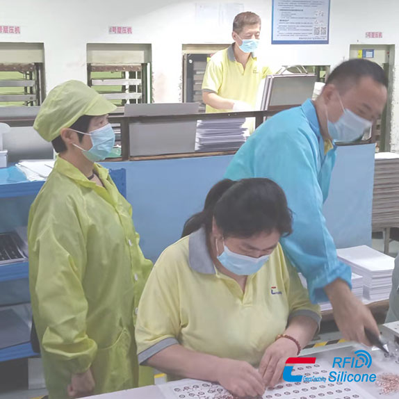 Customers Visit CXJ RFIDSilicone Factory